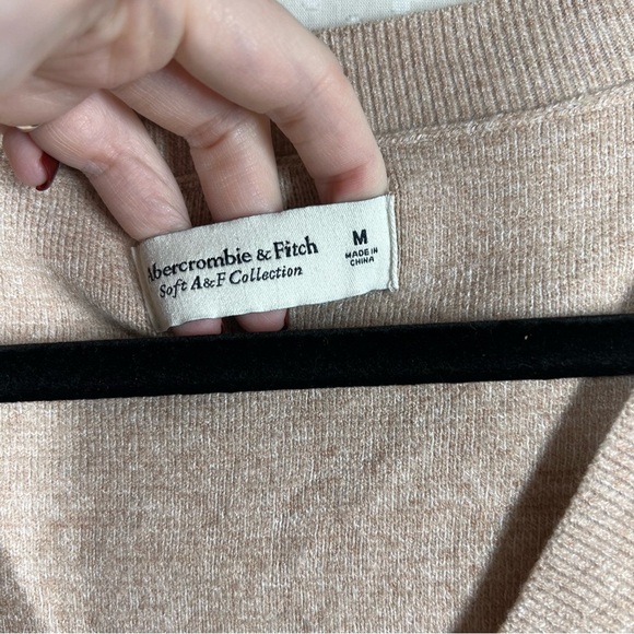 Abercrombie & Fitch Tan Cream Viscose V Neck Sweater - Picture 2 of 5